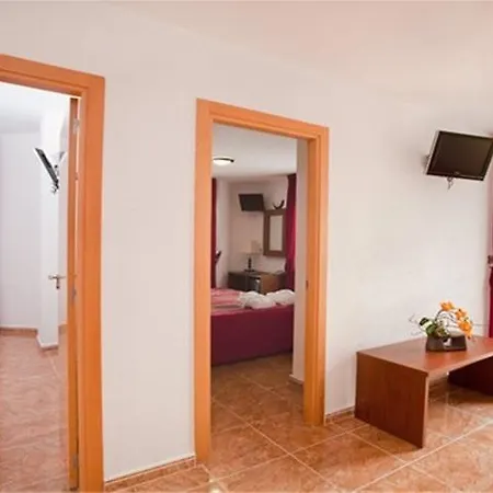 La Familia Gallo Rojo