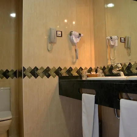 La Familia Gallo Rojo