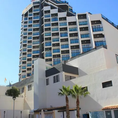 La Familia Gallo Rojo