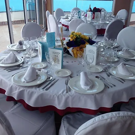 La Familia Gallo Rojo